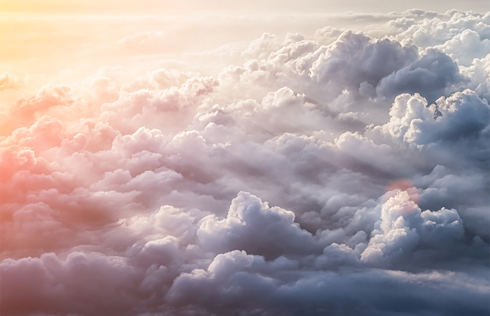 Wolkenlucht in warm ochtendlicht