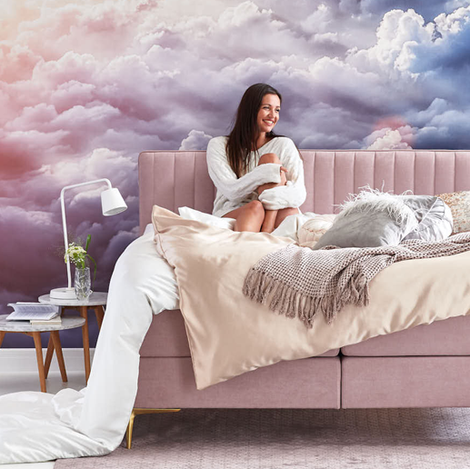 Poederroze boxspring Desire voor een wolkenachtergrond